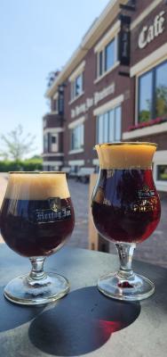 Photo of two full glasses on the Hertog Jan patio